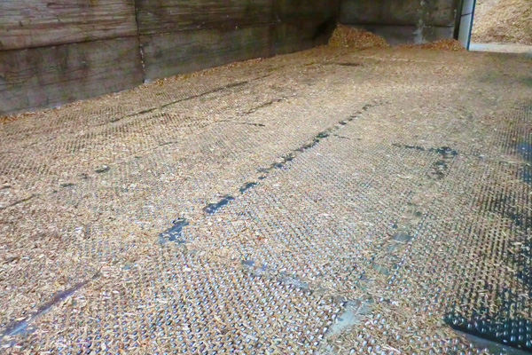 Metal drying floor system to dry wood chip for biomass fuel